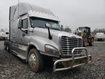  Salvage Freightliner Cascadia 1