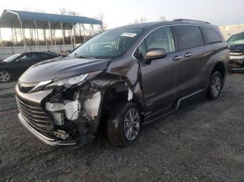  Salvage Toyota Sienna