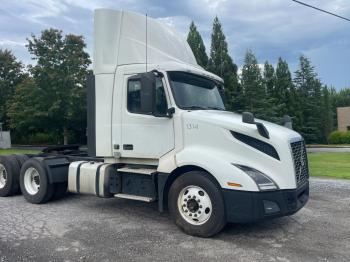  Salvage Volvo Vn