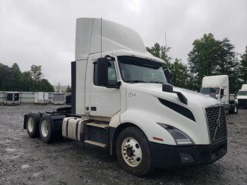  Salvage Volvo Vn