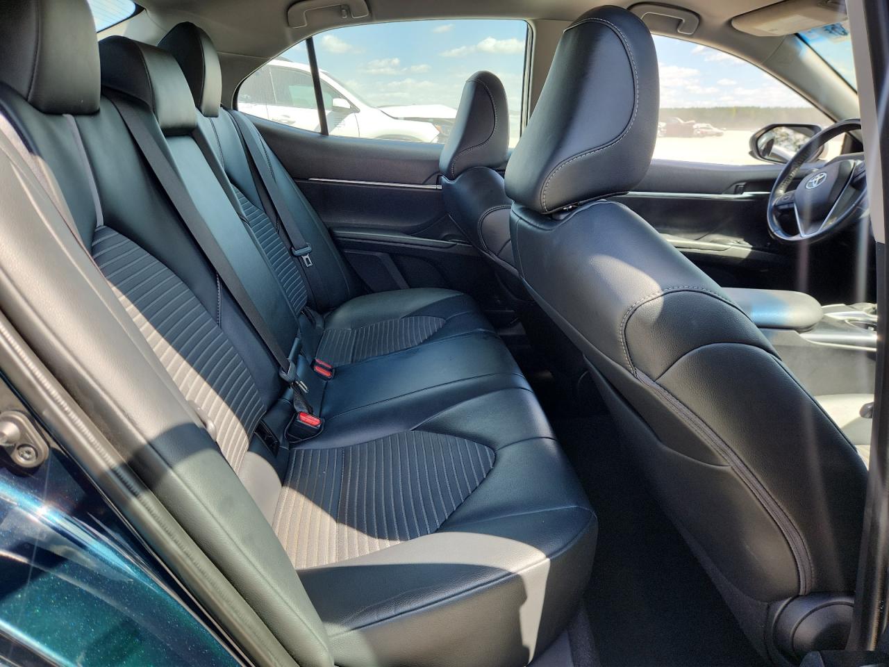 Toyota Camry Se Image 8