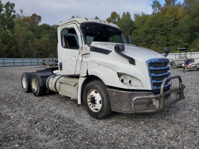 Salvage Freightliner Cascadia 1