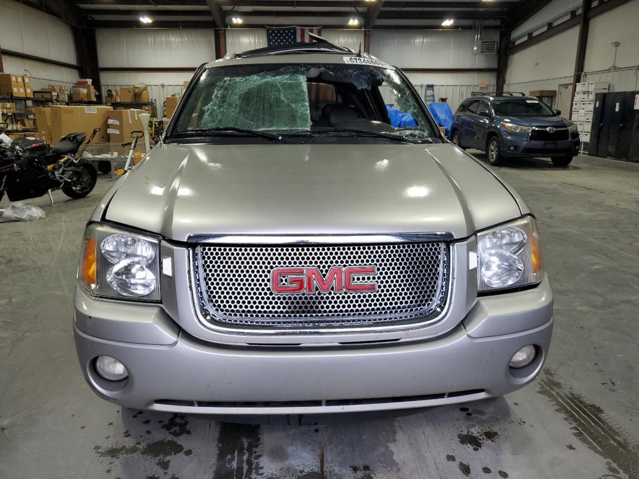 GMC Envoy Xuv Image 2