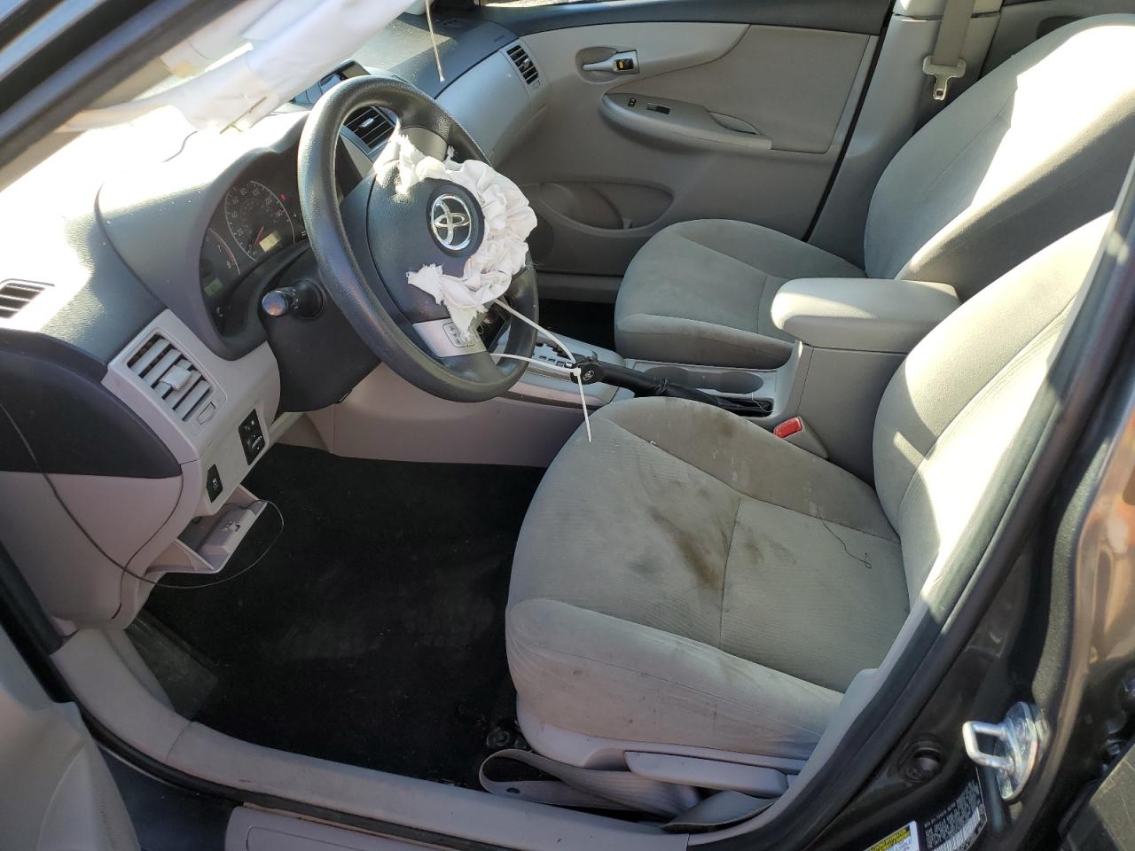 Toyota Corolla Base Image 8