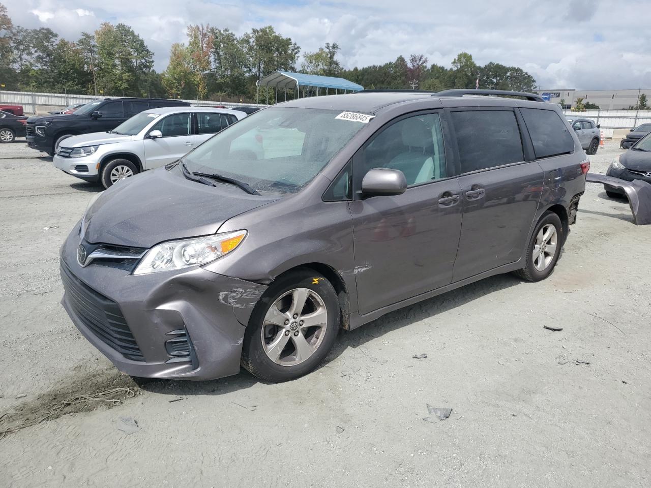 Toyota Sienna Le Image 1