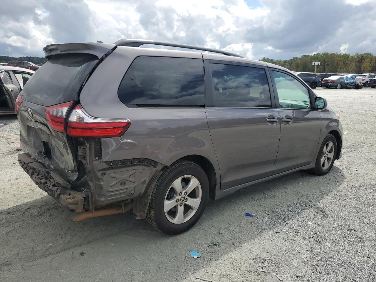 Toyota Sienna Le Image 2