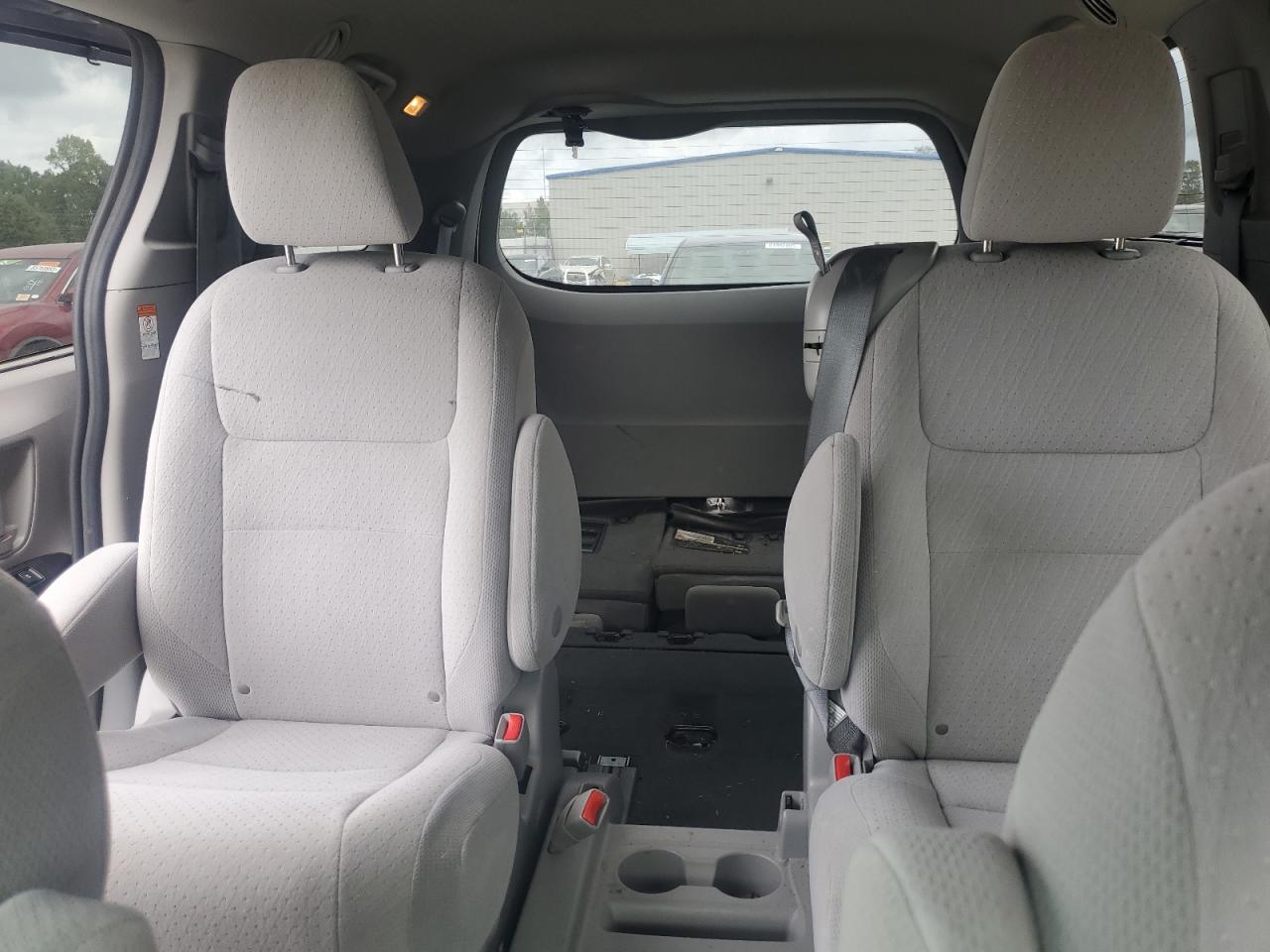 Toyota Sienna Le Image 9