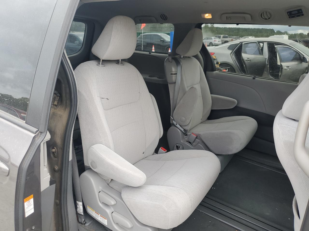 Toyota Sienna Le Image 8