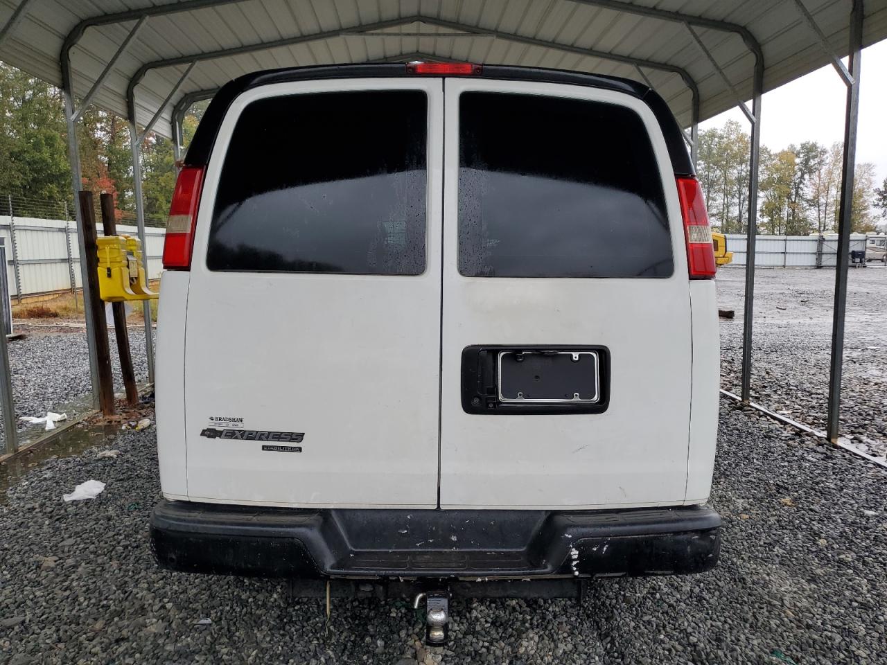 Chevrolet Express Image 4