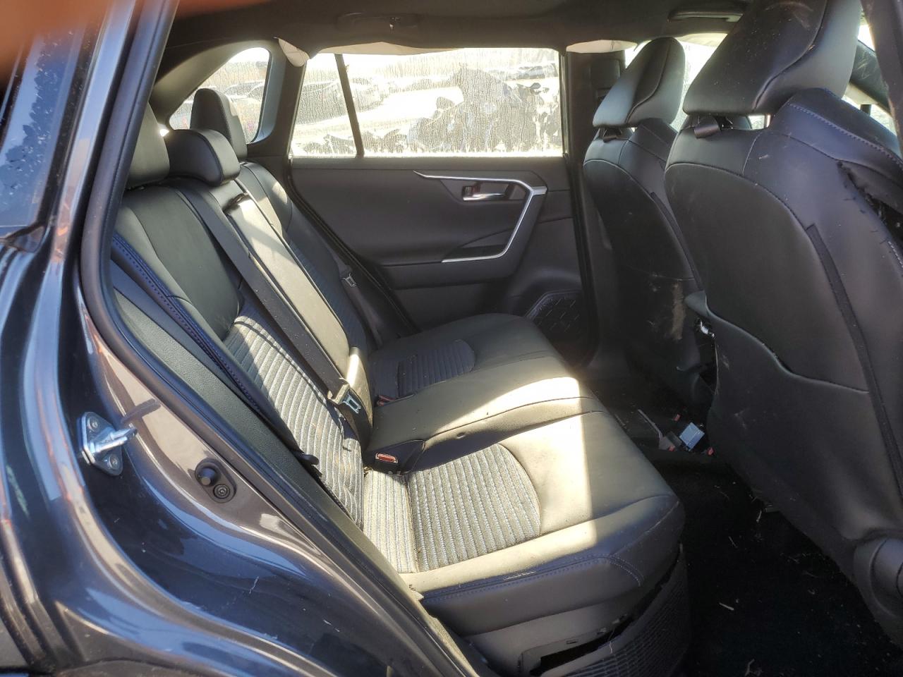 Toyota RAV4 Xse Image 4