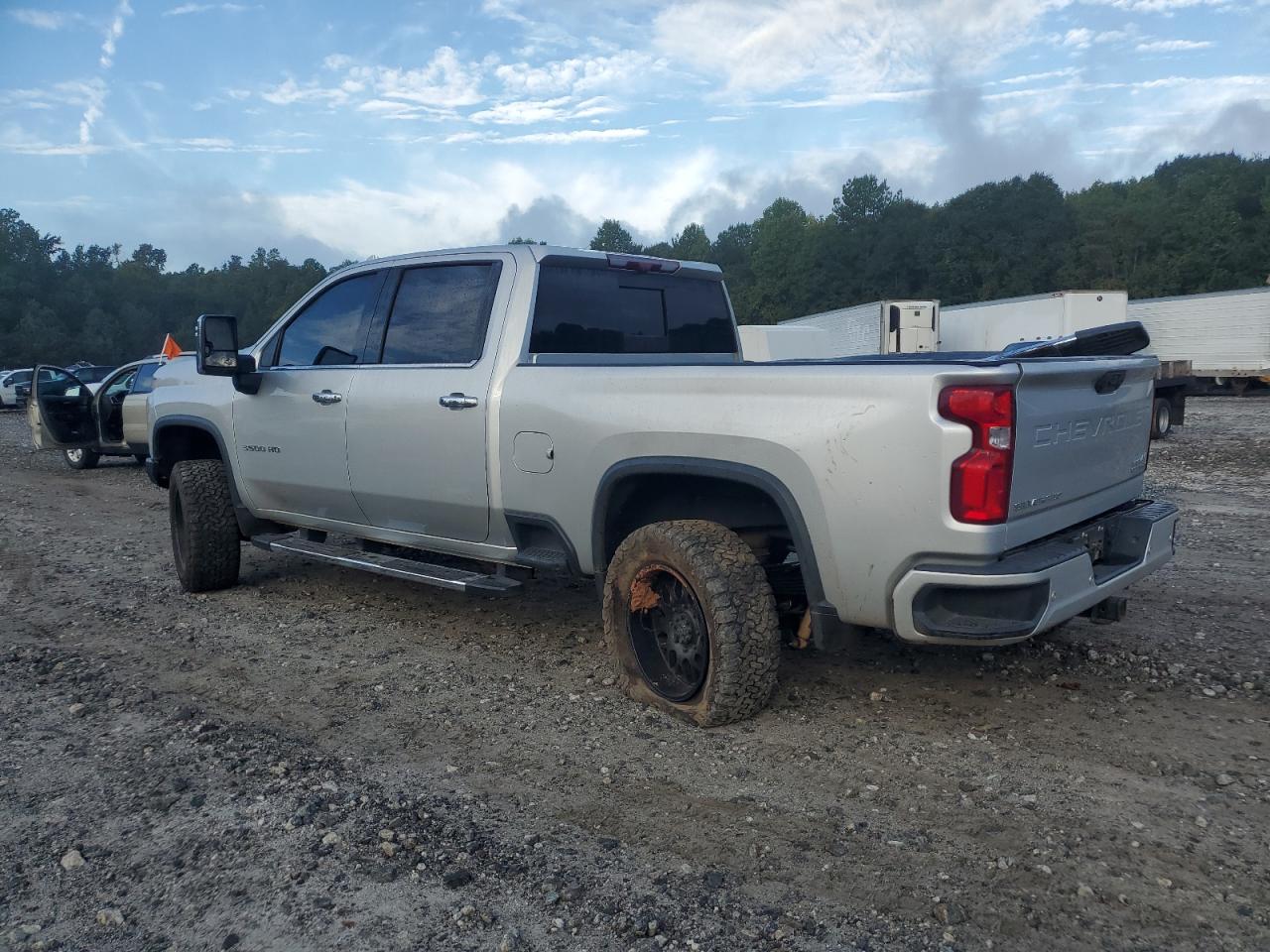 Chevrolet Silverado K3500 High Country Image 2