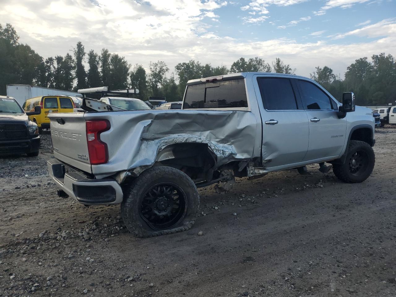 Chevrolet Silverado K3500 High Country Image 4