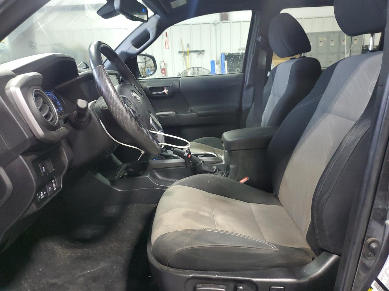 Toyota Tacoma Double Cab Image 3