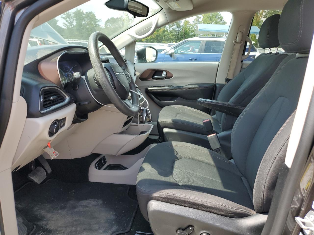 Chry Pacifica Touring Image 9