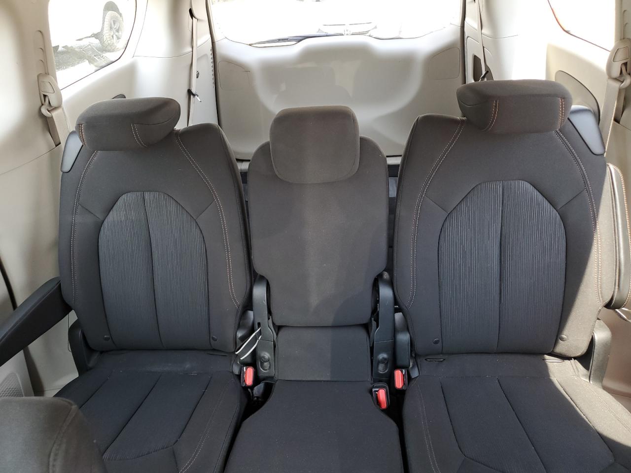 Chry Pacifica Touring Image 10