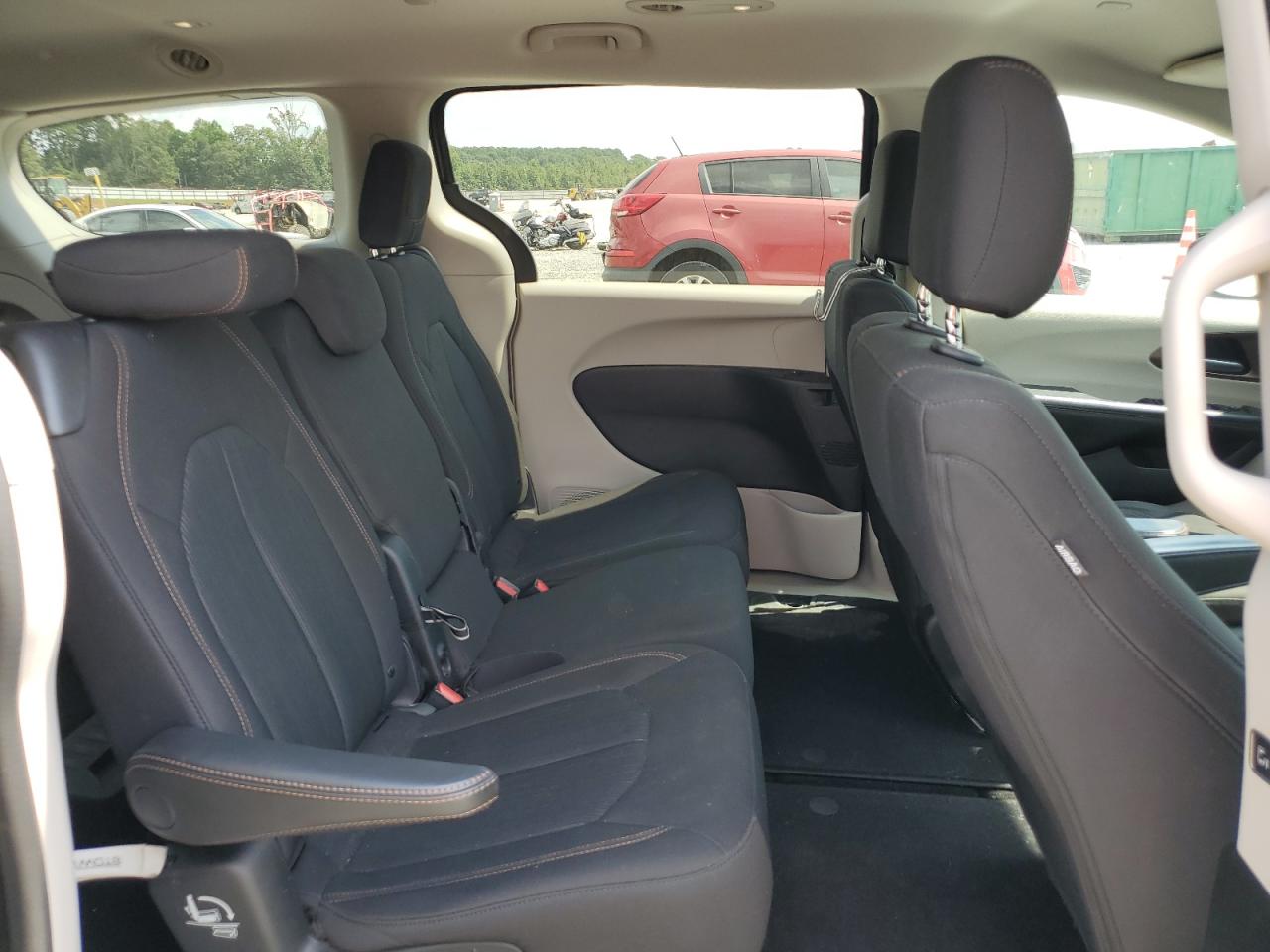 Chry Pacifica Touring Image 11