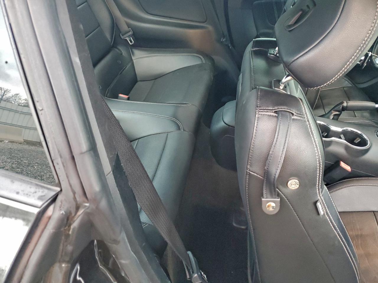 Ford Mustang Image 12