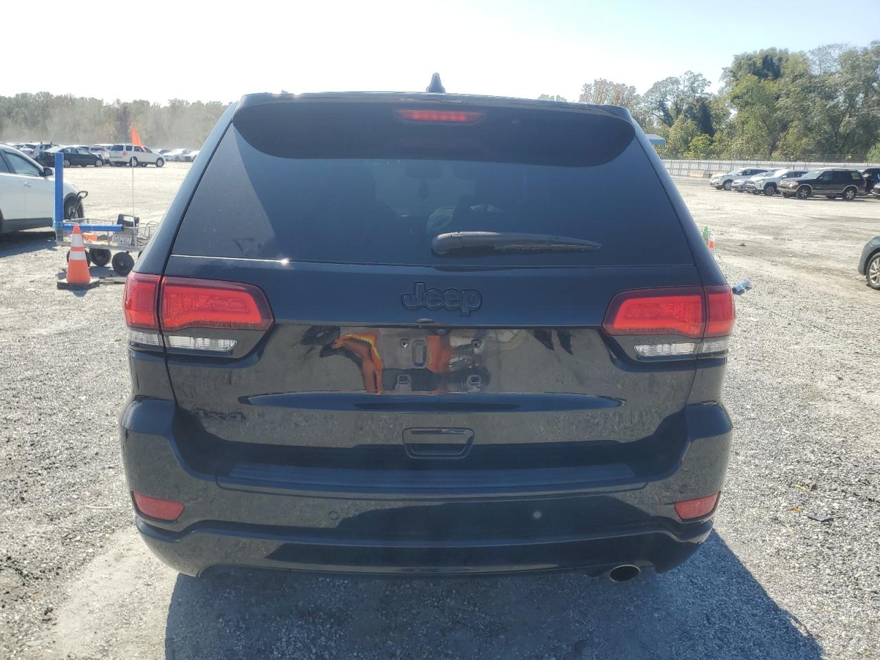 Jeep Grand Cherokee Laredo Image 2