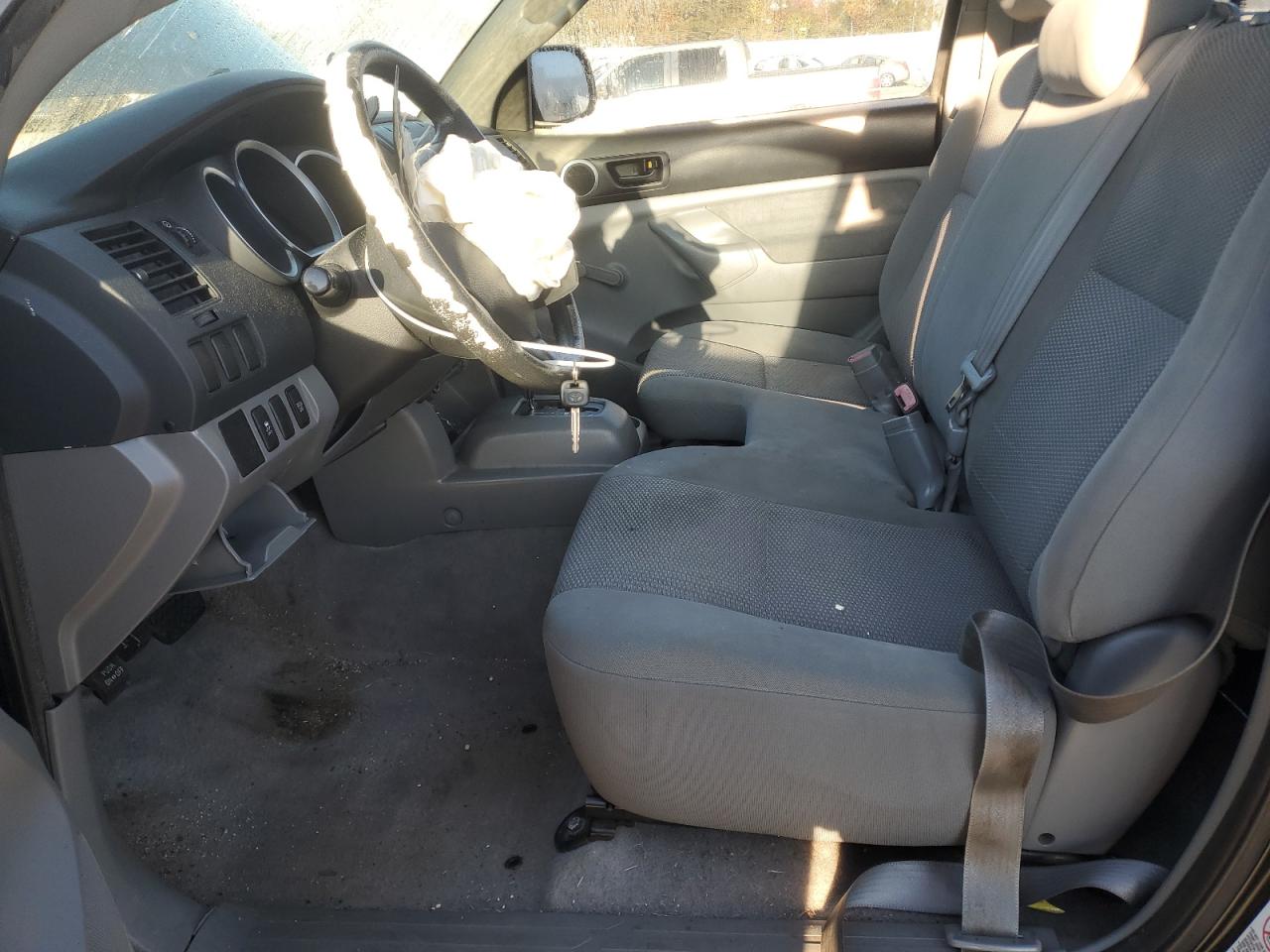 Toyota Tacoma Image 2