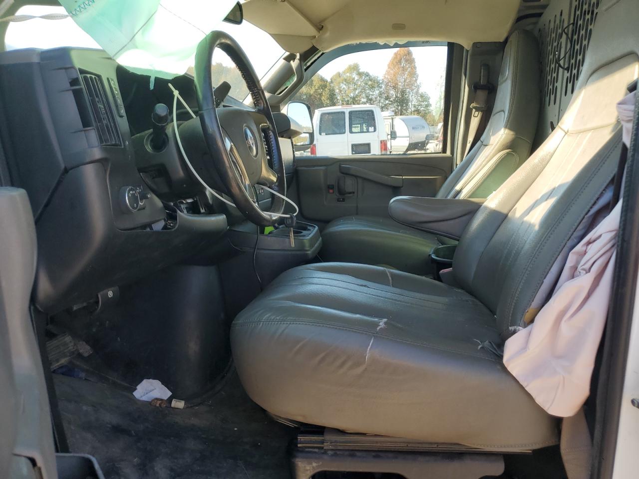 GMC Savana G2500 Image 13