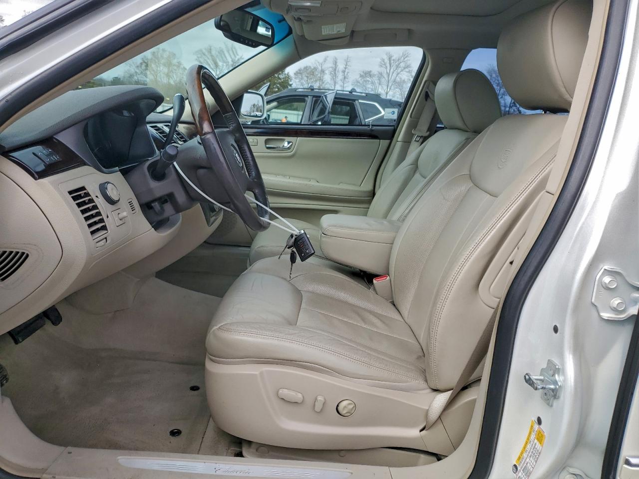 Cadillac DTS Luxury Collection Image 9