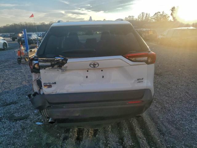 Toyota RAV4 Xle Image 4