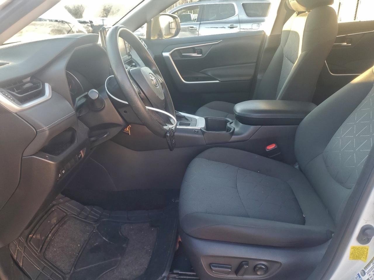 Toyota RAV4 Xle Image 3