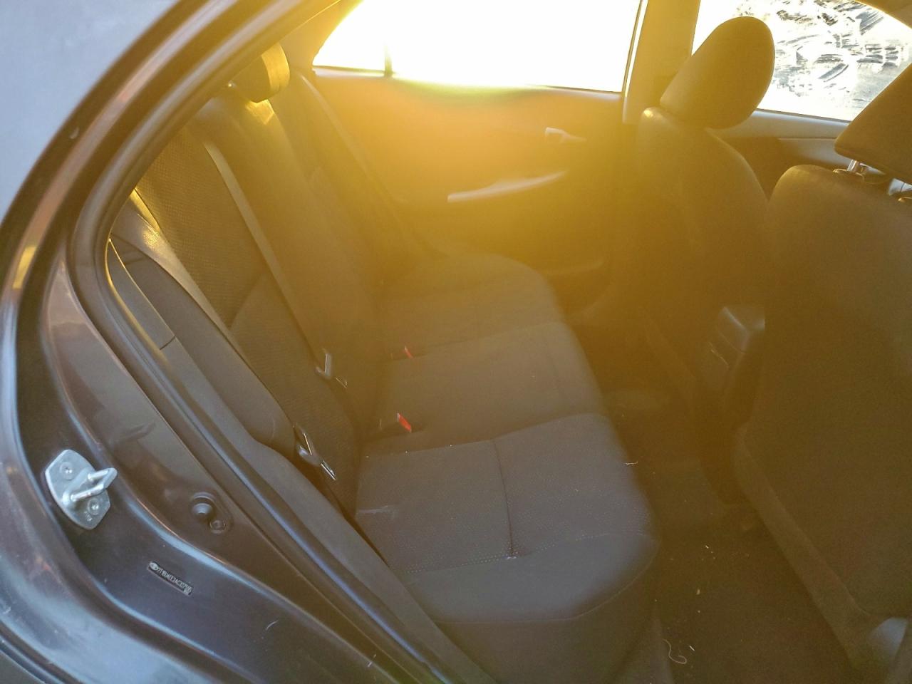 Toyota Corolla Base Image 9