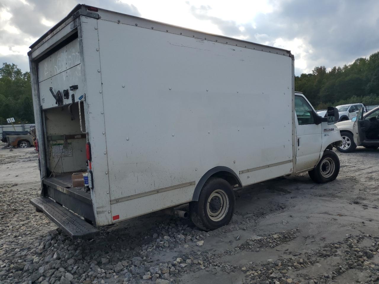 Ford Econoline E350 Super Duty Cutaway Van Image 2