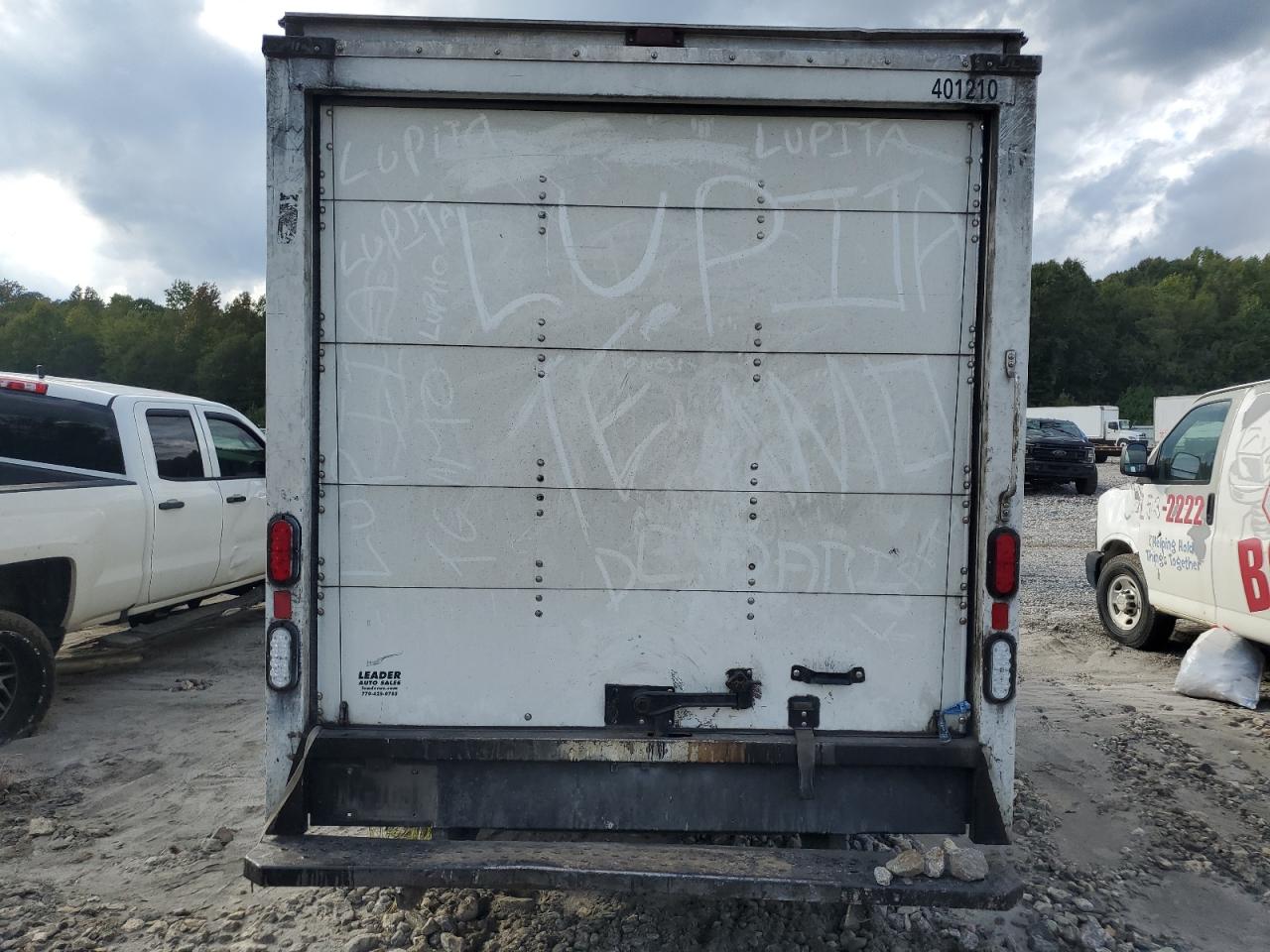 Ford Econoline E350 Super Duty Cutaway Van Image 4