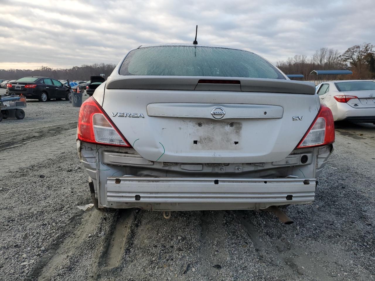 Nissan Versa S Image 6