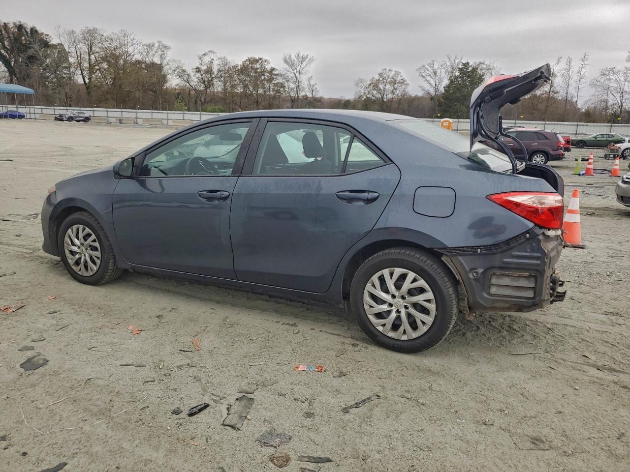 Toyota Corolla L Image 4