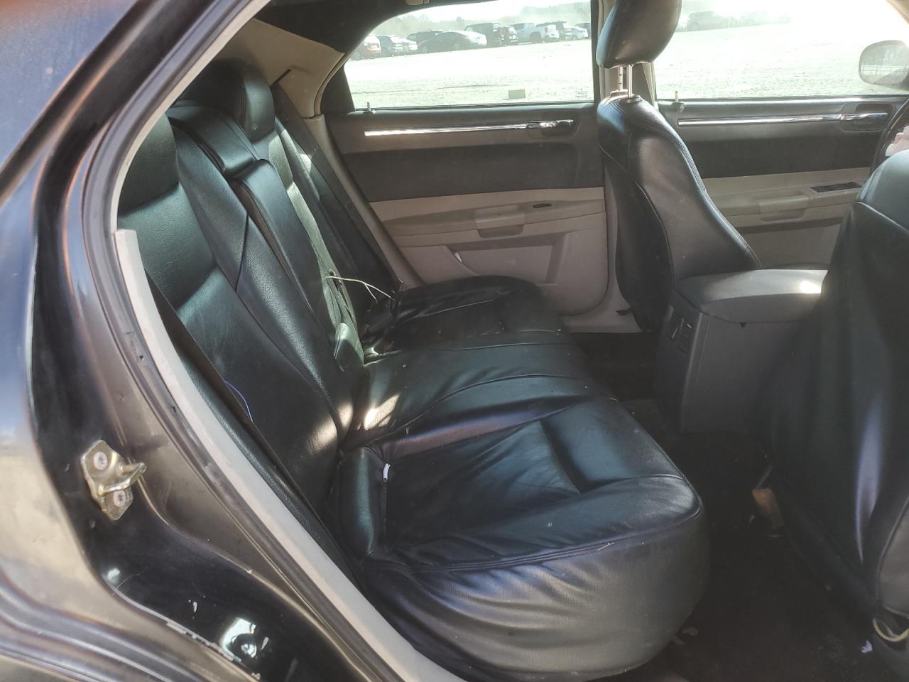 Chrysler 300 Touring Image 8