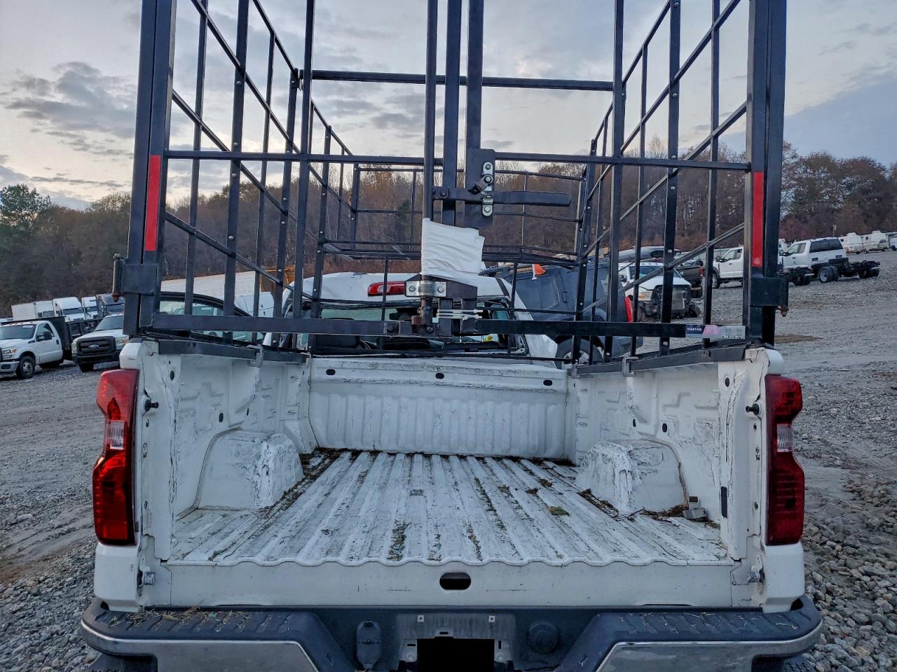 Chevrolet Silverado C1500 Image 3