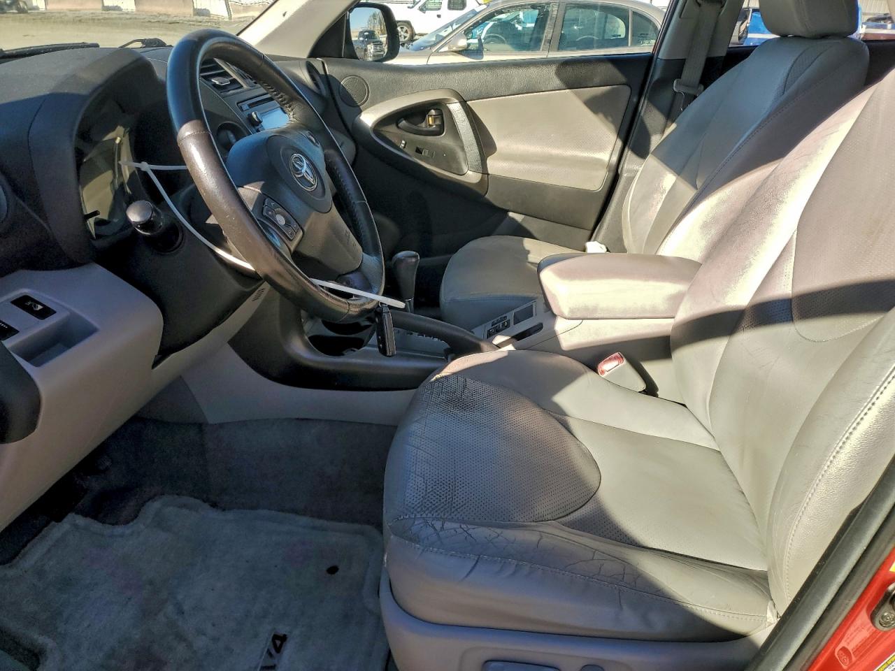 Toyota RAV4 Limited Image 9