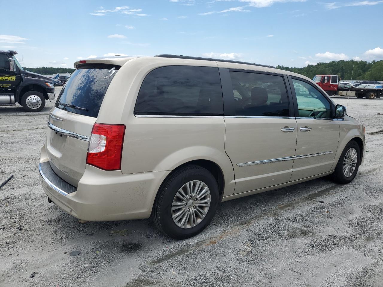 Chrysler Minivan Touring L Image 2