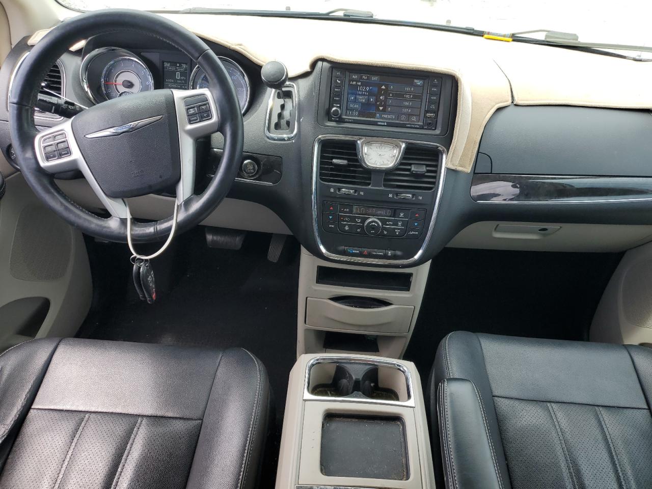 Chrysler Minivan Touring L Image 7