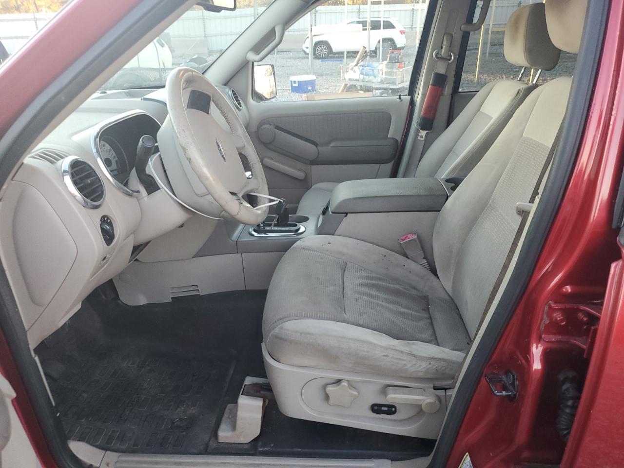 Ford Explorer Xlt Image 11