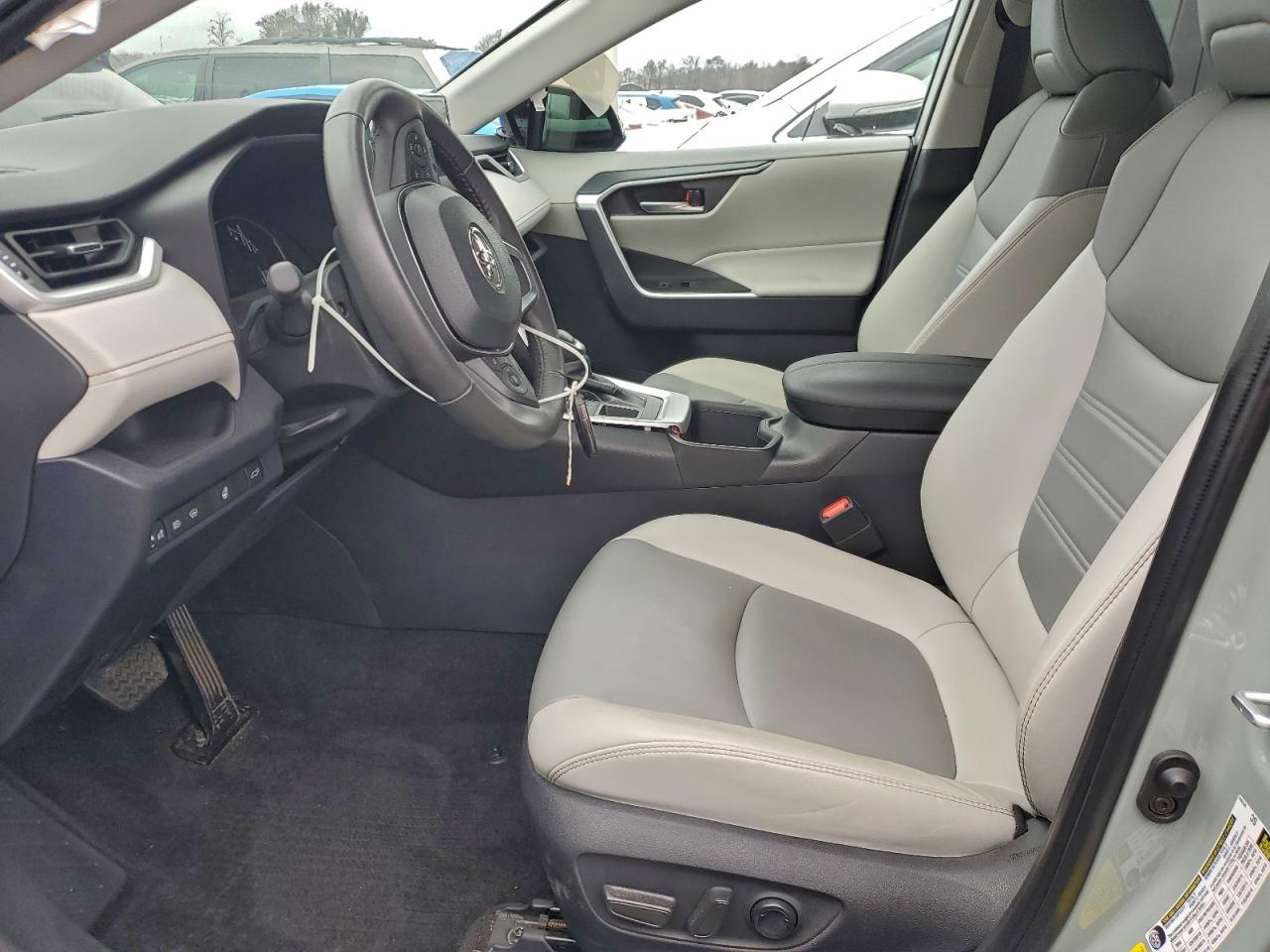 Toyota RAV4 Xle Premium Image 8