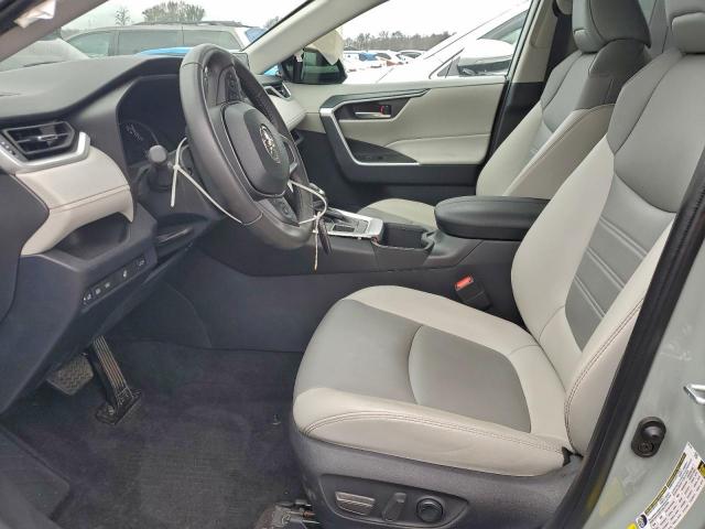 Toyota RAV4 Xle Premium Image 8