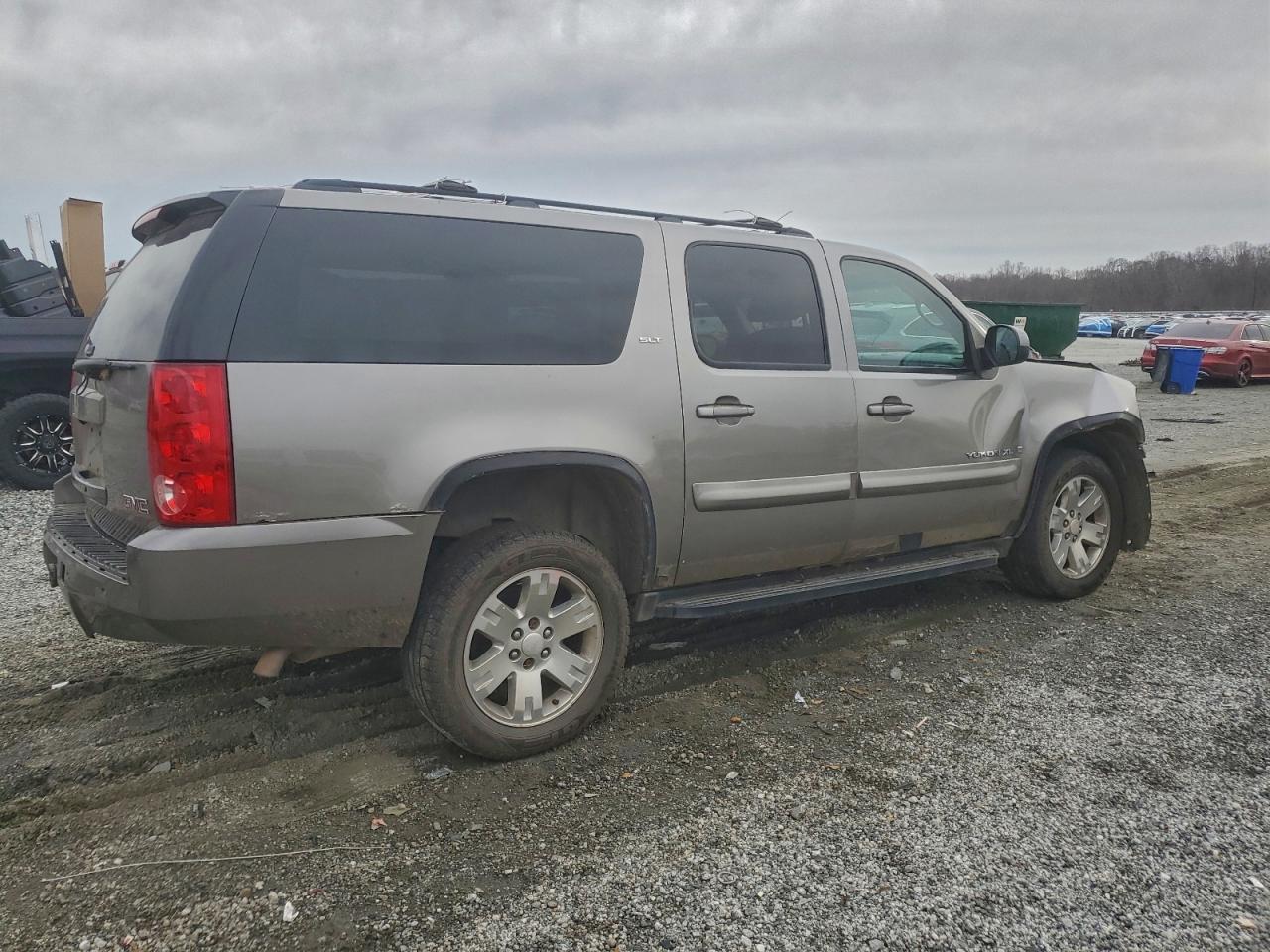 GMC Yukon K1500 Image 2