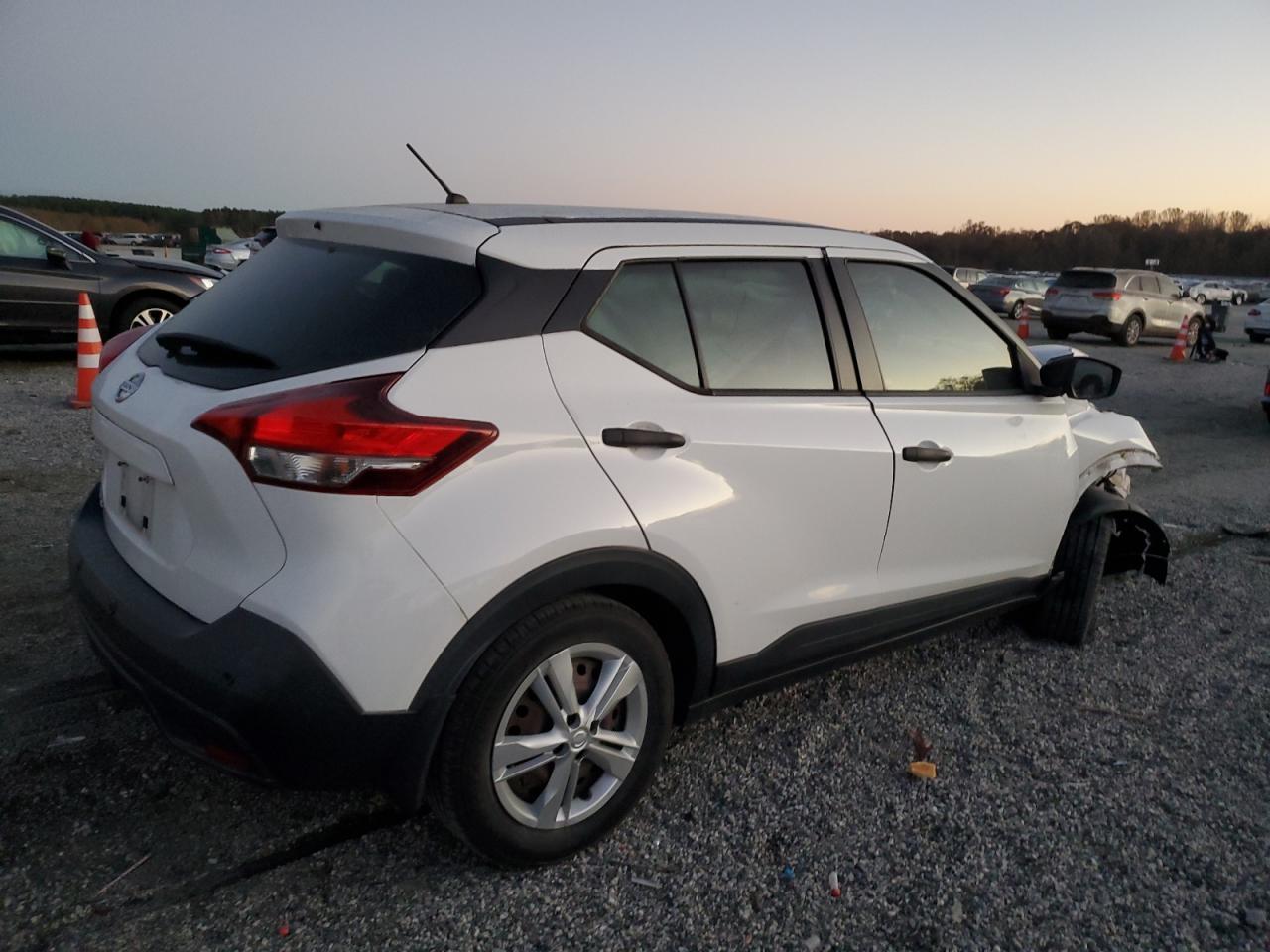 Nissan Kicks S Image 4