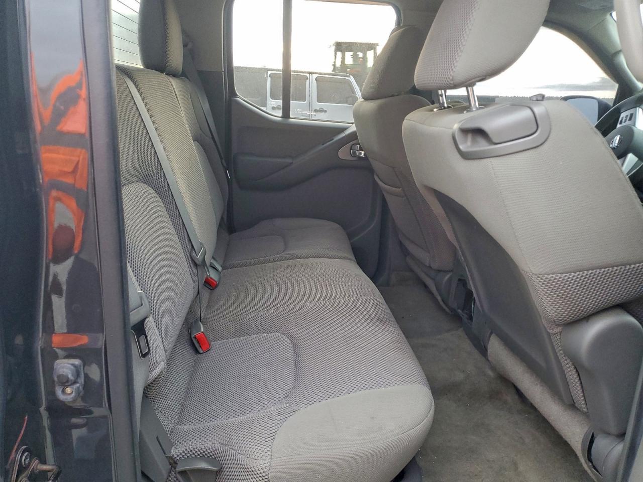 Nissan Frontier S Image 8