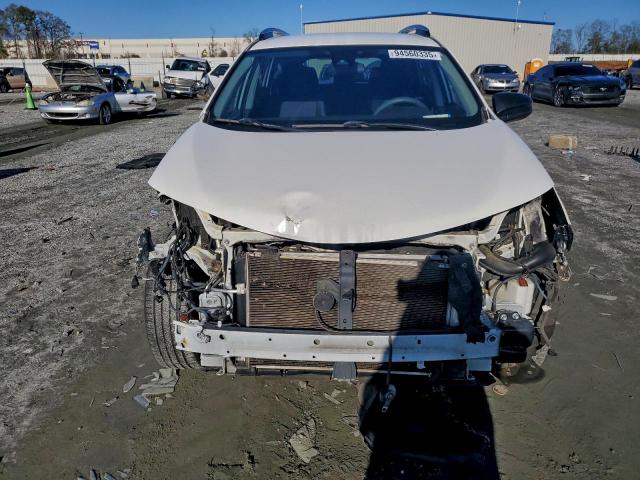 Toyota RAV4 Le Image 3