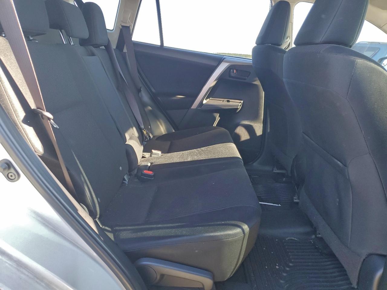 Toyota RAV4 Le Image 9