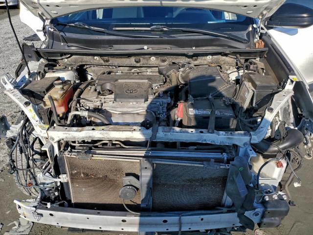 Toyota RAV4 Le Image 10