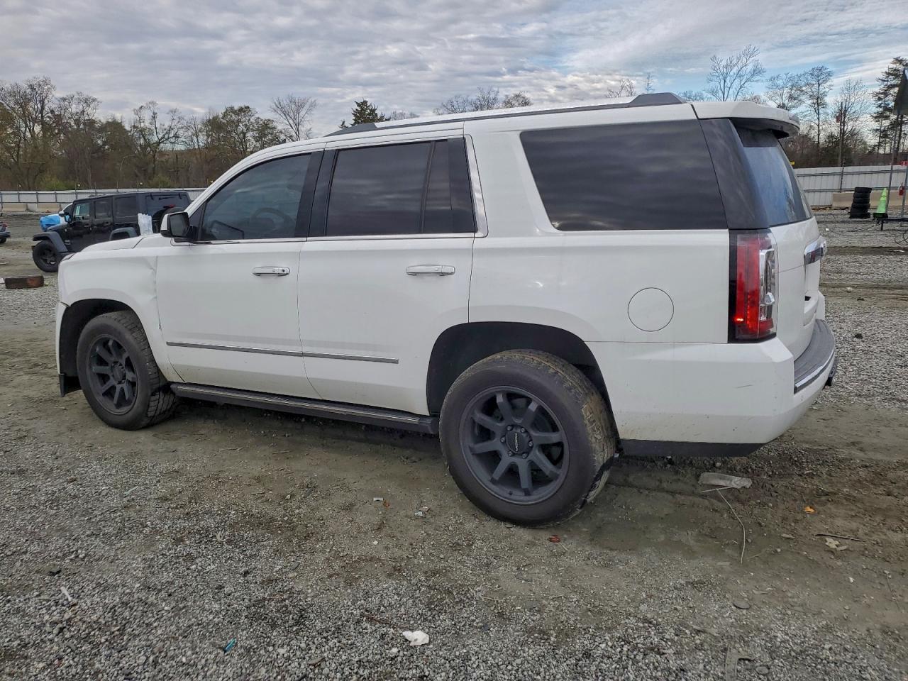 GMC Yukon Denali Image 11