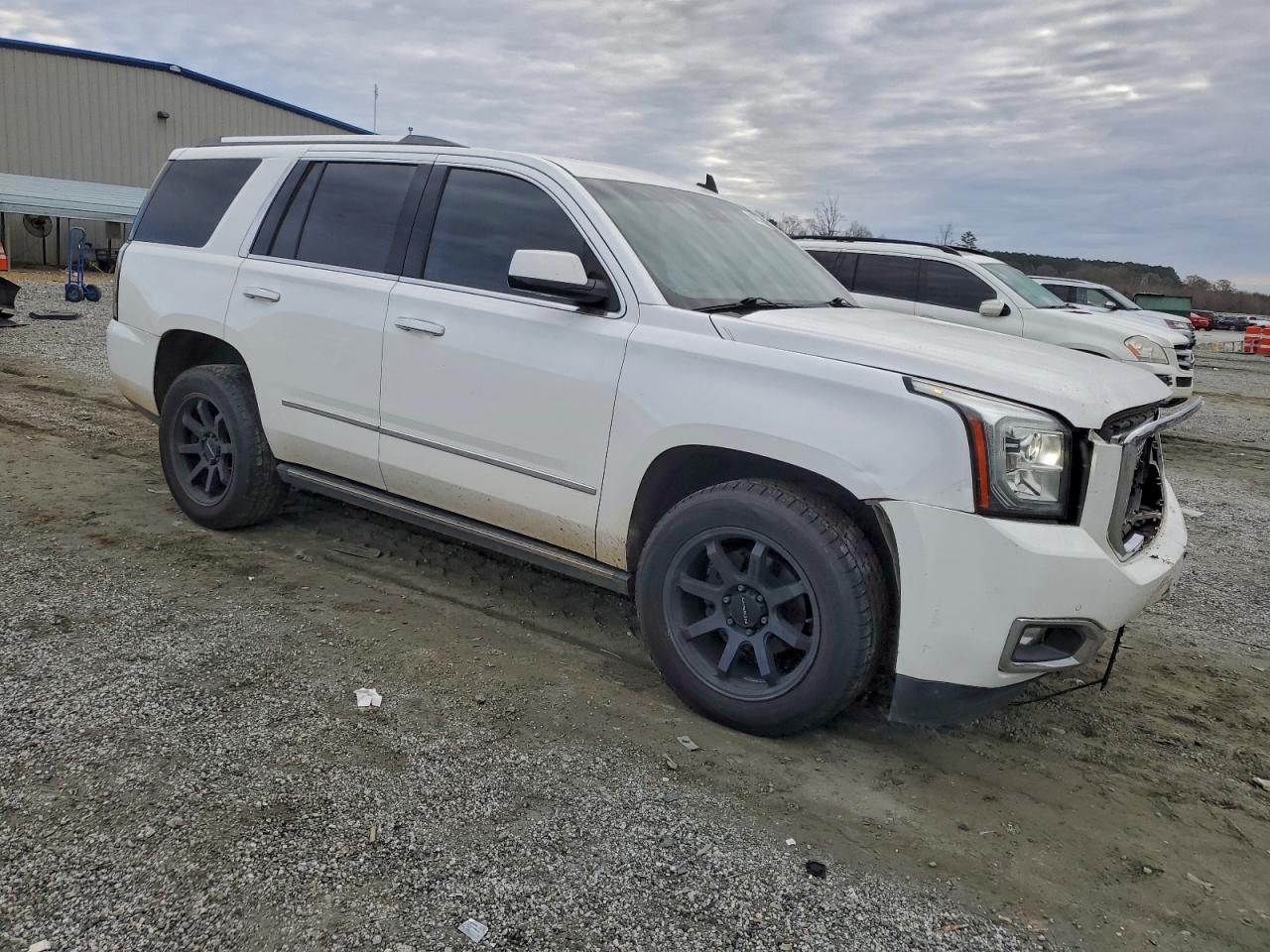 GMC Yukon Denali Image 9