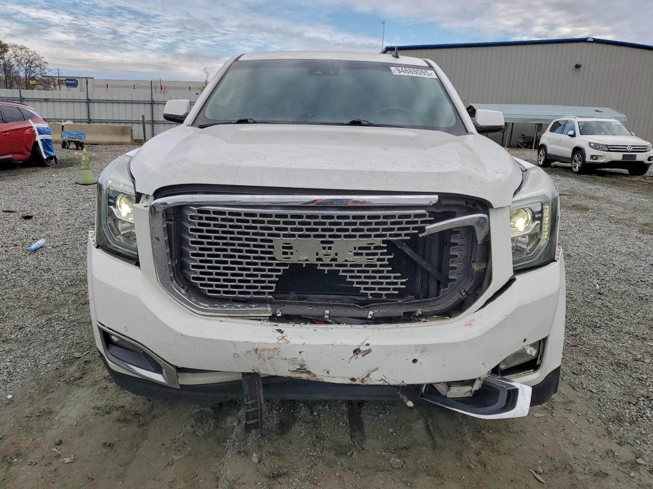 GMC Yukon Denali Image 4