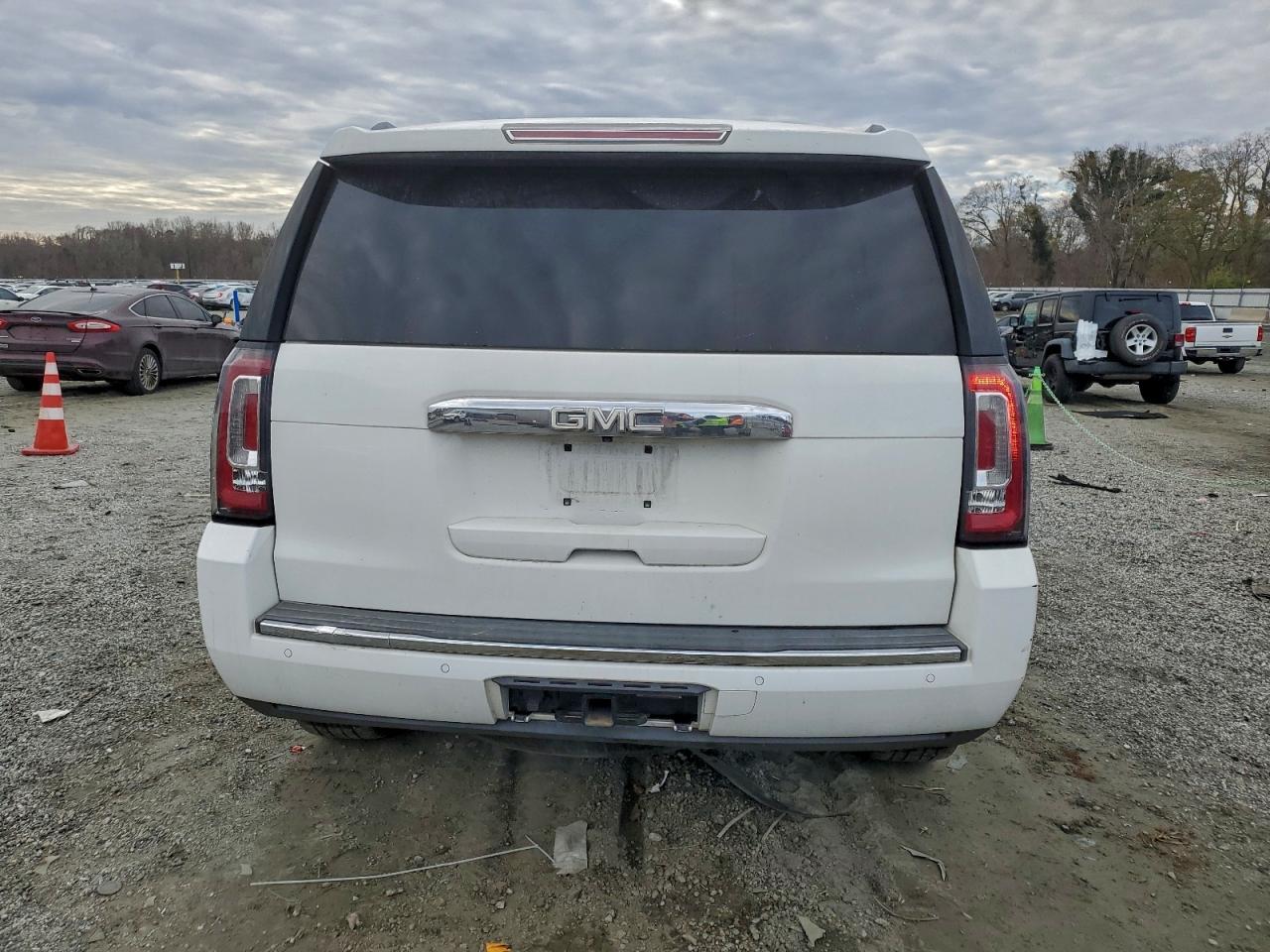 GMC Yukon Denali Image 5